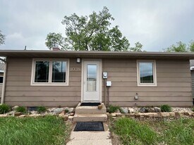 1038 S Lake Dr in Watertown, SD - Building Photo