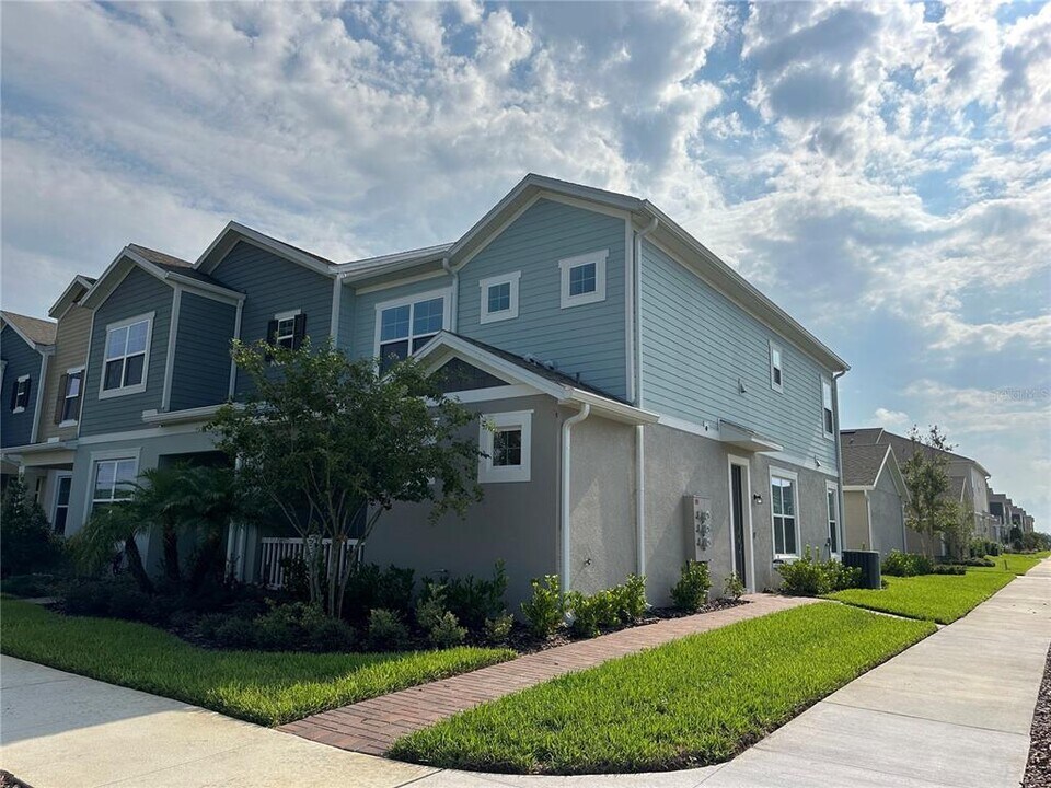 7399 Mezzano Ln in Oakland, FL - Building Photo