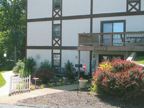 Southern Hills Townhouses & Apartments in Jefferson City, MO - Foto de edificio - Building Photo