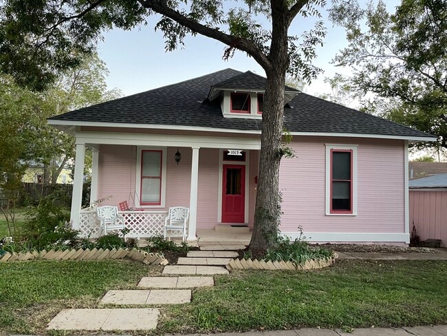 property at 1013 W 6th St