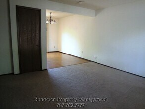 1305 Gold Way in Rohnert Park, CA - Building Photo - Building Photo