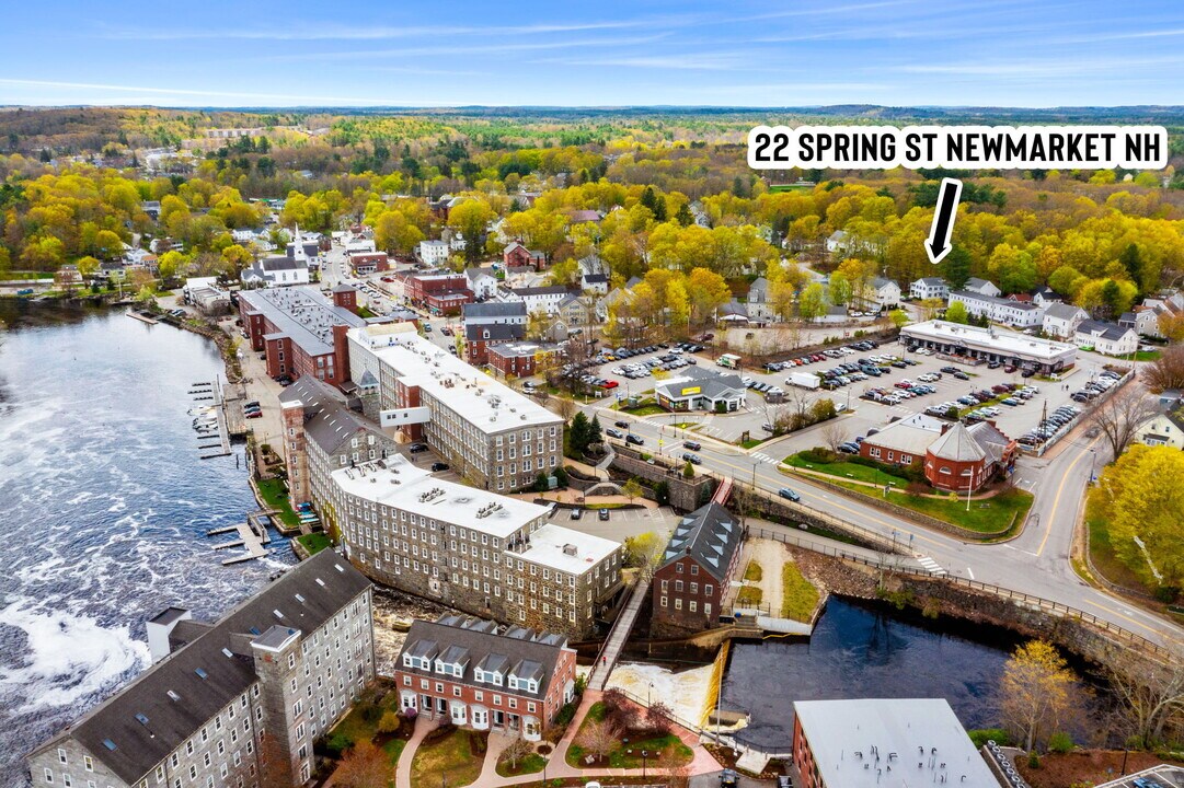 22 Spring St, Unit Apartment 3 in Newmarket, NH - Foto de edificio