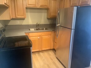 555 S Royal Crest Cir in Las Vegas, NV - Building Photo - Building Photo