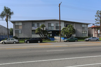 8825 Woodman Ave in Van Nuys, CA - Building Photo - Building Photo