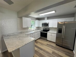 612 Stanley Ave in Wildwood, FL - Foto de edificio - Building Photo