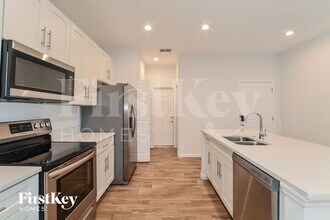 1050 E Lombardy Dr in Deltona, FL - Foto de edificio - Building Photo