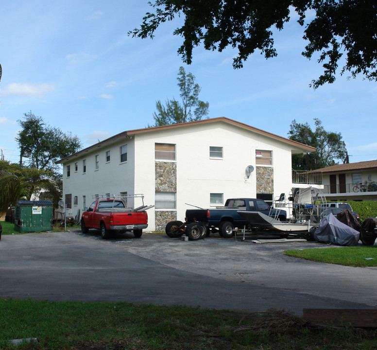 6591 SW 46th St in Fort Lauderdale, FL - Foto de edificio