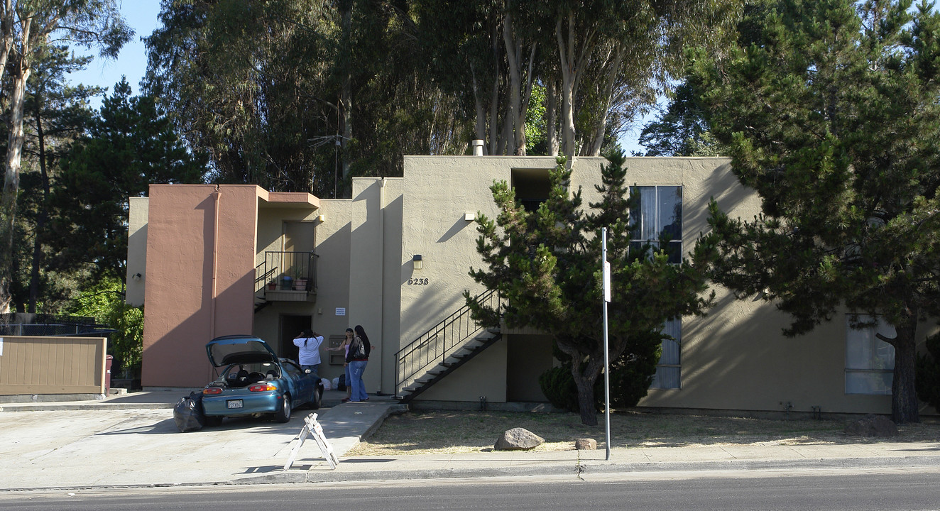 6238 Seminary Ave in Oakland, CA - Foto de edificio