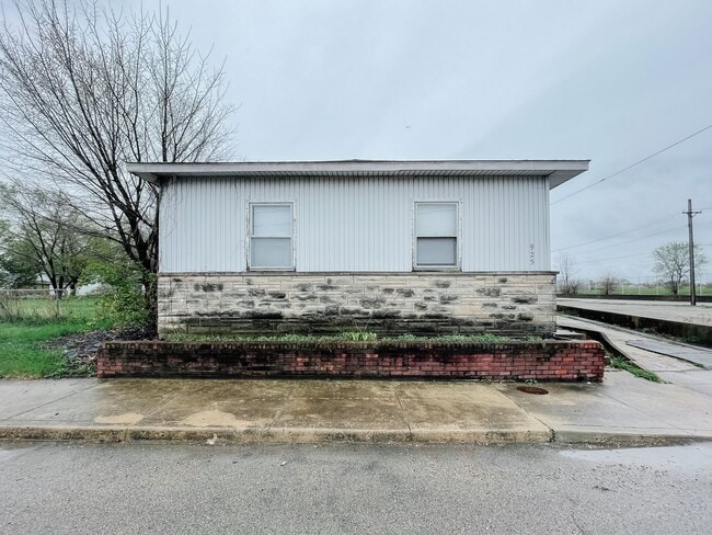 property at 925 W Willard St