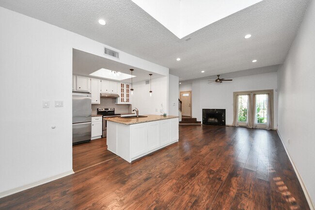 property at 800 Country Pl Dr