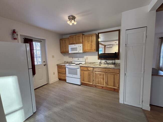 38 Park Ave in Newport, ME - Building Photo - Building Photo