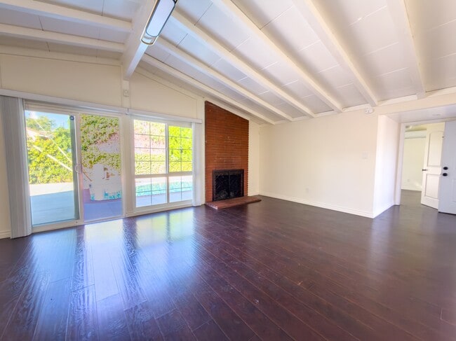 6763 Lurline Ave in Winnetka, CA - Foto de edificio - Building Photo