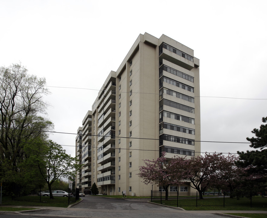 3311 Kingston Rd in Toronto, ON - Building Photo