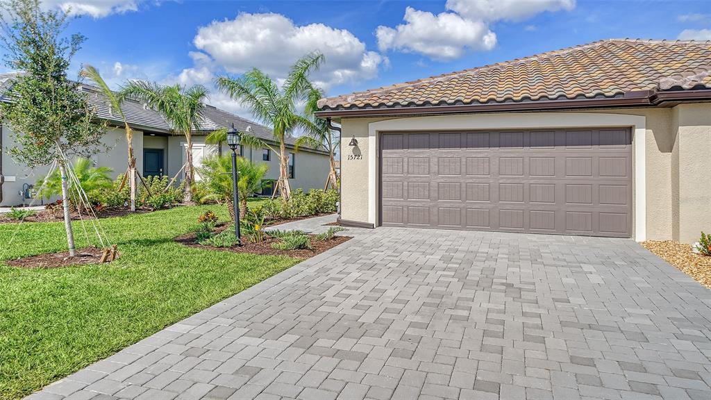 15721 Sunny Day Dr in Bradenton, FL - Building Photo