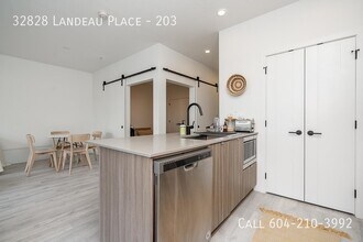 32828 Landeau Pl in Abbotsford, BC - Building Photo - Building Photo