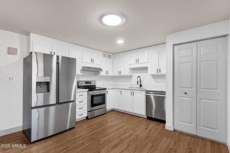 14215 N 36th Way in Phoenix, AZ - Foto de edificio - Building Photo