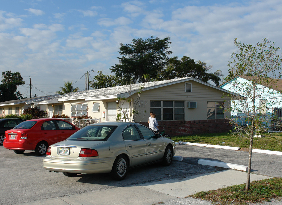 2456 Lincoln St in Hollywood, FL - Building Photo