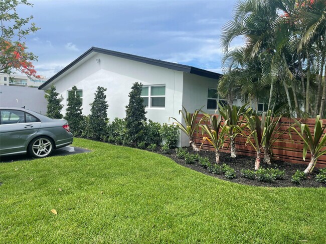 704 NE 23rd Dr in Wilton Manors, FL - Building Photo - Building Photo