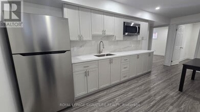 3137 Sunnyhill Dr in Mississauga, ON - Building Photo - Building Photo