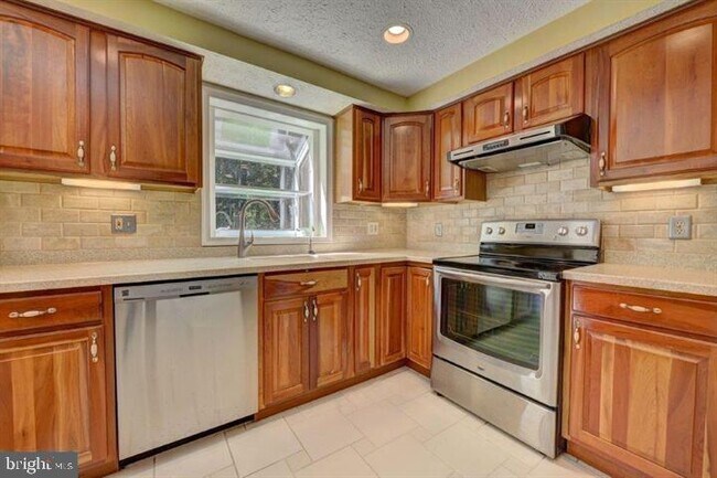 12246 Westwood Hills Dr in Herndon, VA - Building Photo - Building Photo