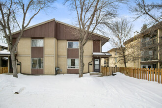 Fairway Gardens in Saskatoon, SK - Building Photo - Building Photo