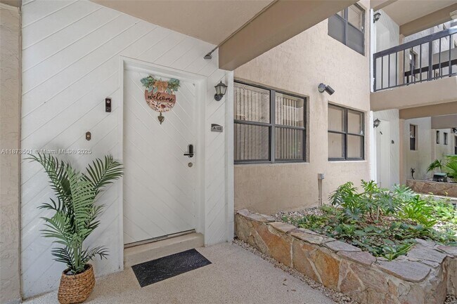 451 Ives Dairy Rd in Miami, FL - Building Photo - Building Photo