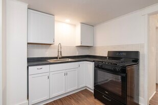 1221 Wells Pl, Unit 2 in Kalamazoo, MI - Building Photo