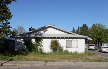 1099-1133 Kenwood Ave in Turlock, CA - Building Photo - Building Photo