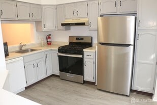 405 Maplecrest Rd in Edison, NJ - Building Photo