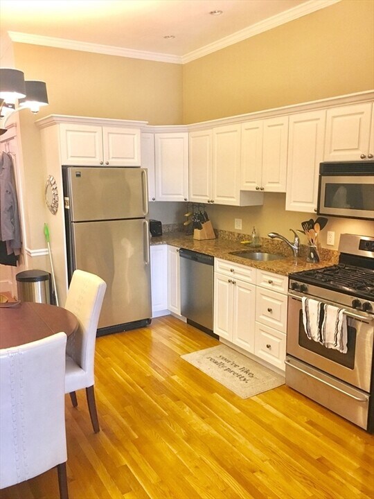 439 W Fourth St in Boston, MA - Building Photo