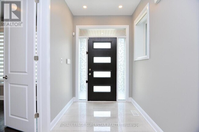 236 Cherryhurst Rd in Oakville, ON - Building Photo - Building Photo