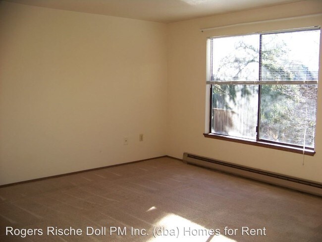 325 NE Kettle St-Unit -#202 in Oak Harbor, WA - Building Photo - Building Photo