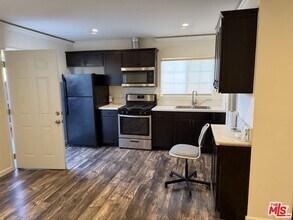 19308 Calvert St in Los Angeles, CA - Building Photo - Building Photo