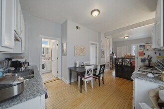 3841 N Bernard St, Unit 2R in Chicago, IL - Foto de edificio - Building Photo