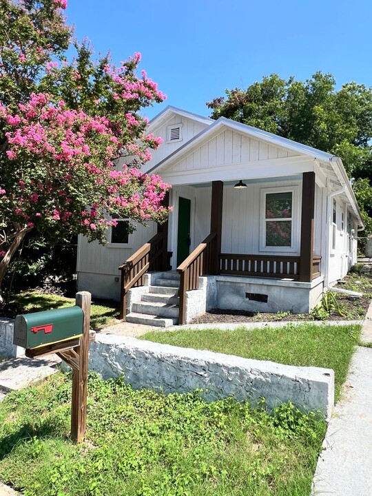 1904 E 10th St in Austin, TX - Building Photo