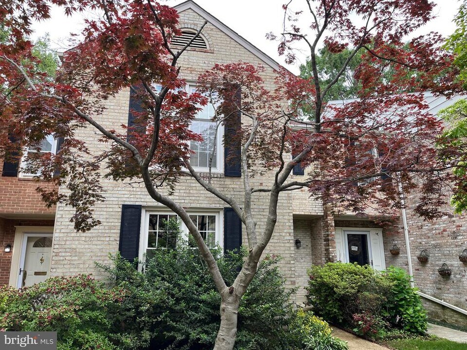 6604 Rosecroft Pl in Falls Church, VA - Building Photo