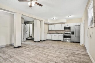 8036 Mattox Ave in Jacksonville, FL - Building Photo - Building Photo