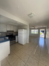 623 92nd Ave N in Naples, FL - Foto de edificio - Building Photo