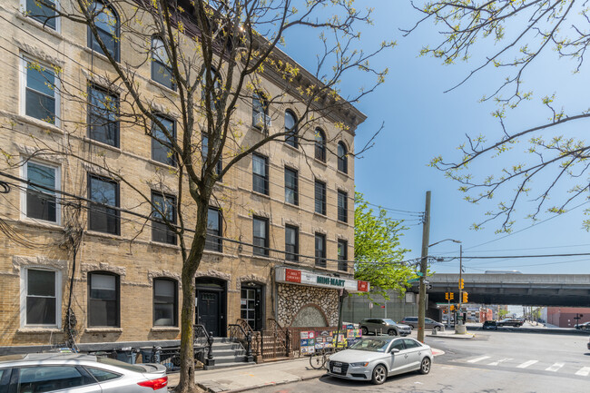 560 Morgan Ave in Brooklyn, NY - Building Photo - Building Photo