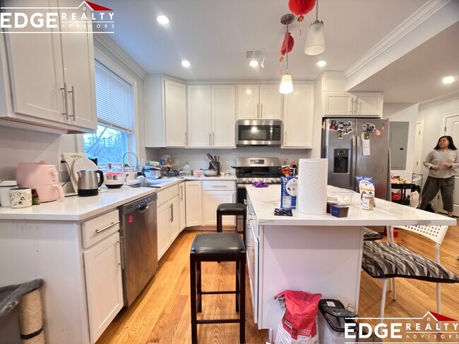 26 Mansfield St, Unit 2 in Boston, MA - Foto de edificio - Building Photo