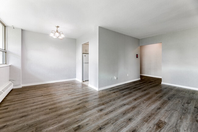 Park Heights Limited in Mississauga, ON - Building Photo - Interior Photo