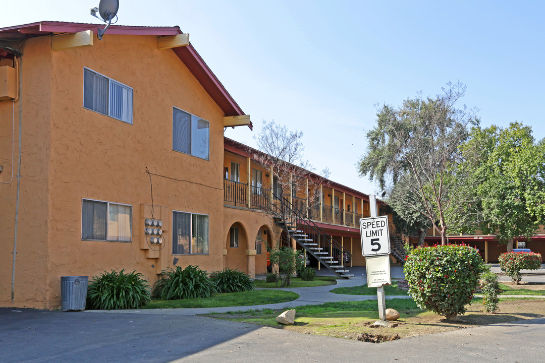 Casa Loma Apartments in Sanger, CA - Building Photo