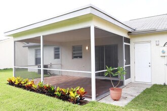 135 Village Cir in Jupiter, FL - Building Photo - Building Photo