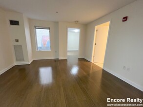 45 Boylston St, Unit 2 BED 1 BATH VERY CLEANNN in Brookline, MA - Building Photo - Building Photo