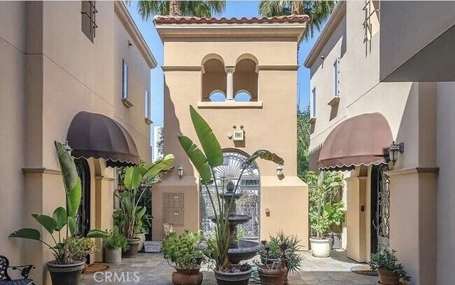 1835 S Barrington Ave, Unit 103 in Los Angeles, CA - Building Photo - Building Photo