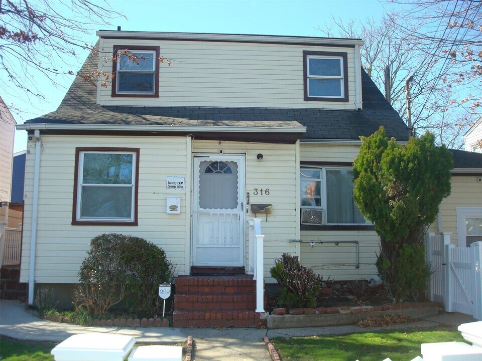 316 Baldwin Rd-Unit -2 in Hempstead, NY - Building Photo