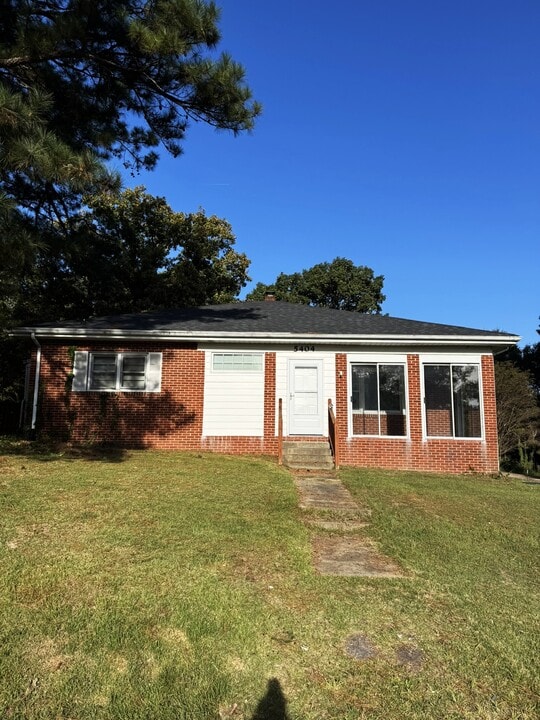 5404 Oak St in Petersburg, VA - Building Photo
