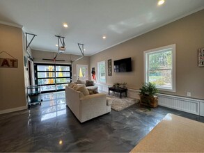 13 Rockaway Rd in Falmouth, ME - Foto de edificio - Building Photo