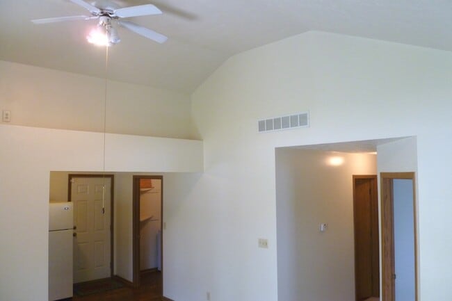 2418 Dell Zell Dr in Indianapolis, IN - Foto de edificio - Building Photo