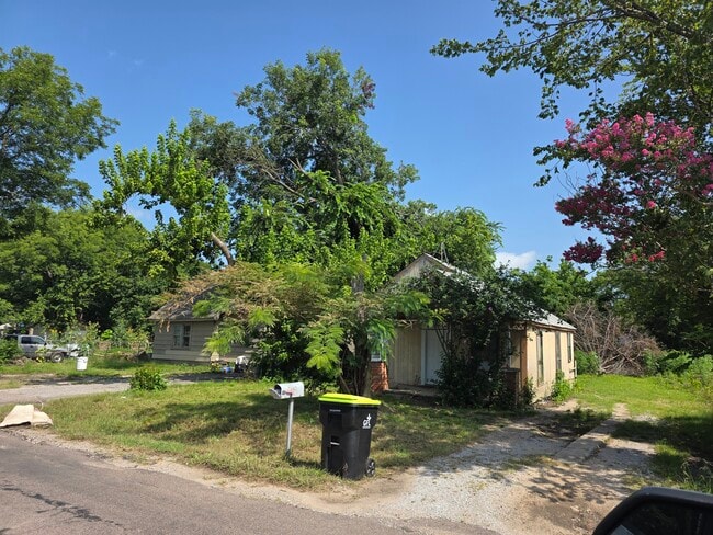 property at 810 W 14th St